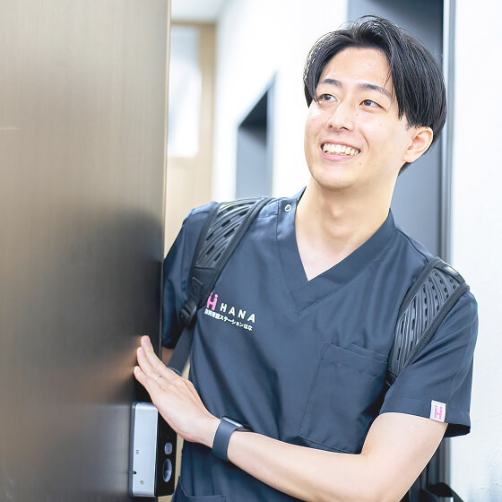 笑顔の男性社員