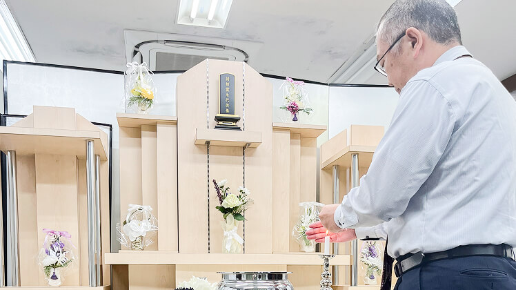 葬祭セレモニーで働く男性社員