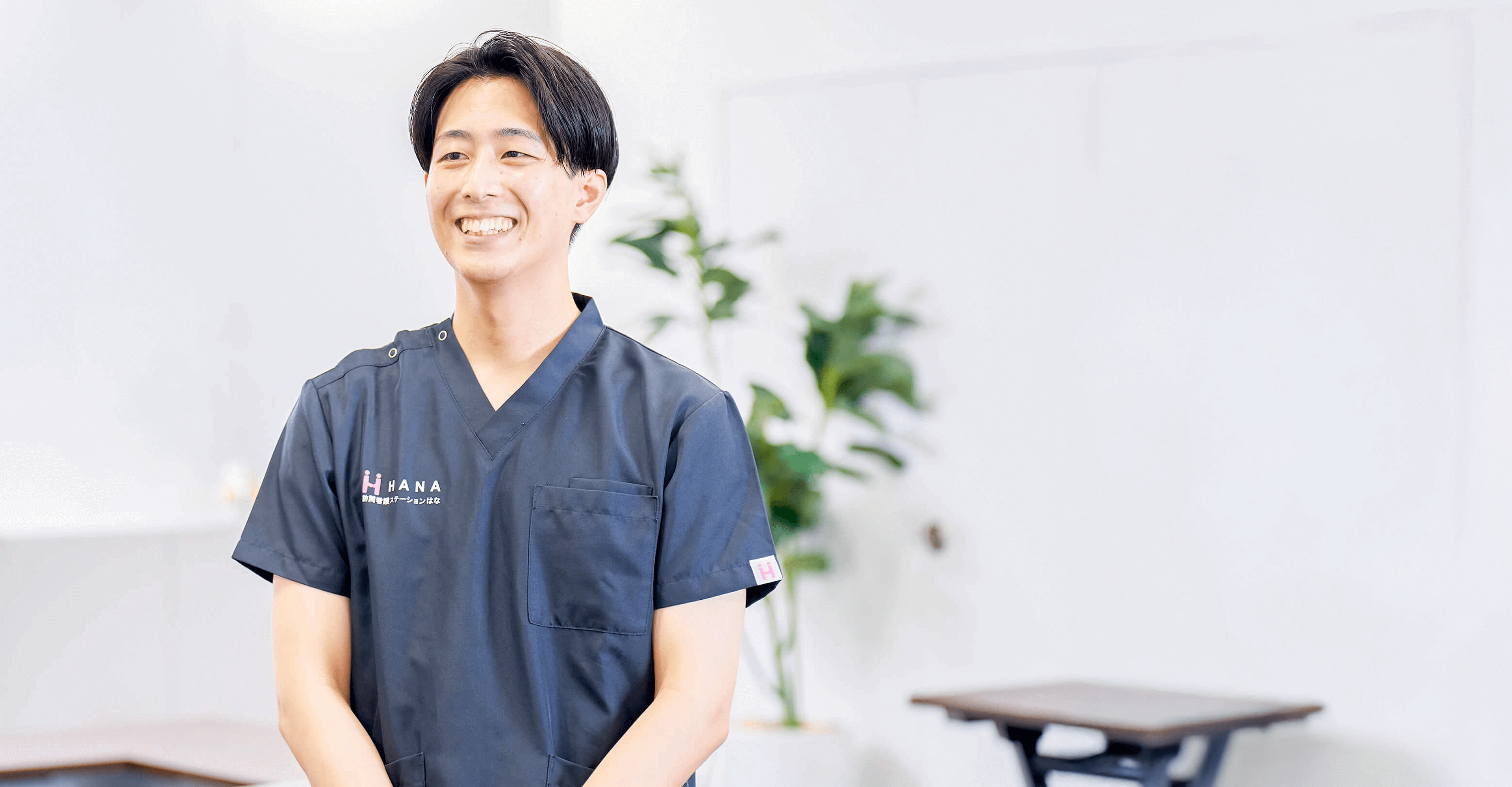 笑顔の理学療法士の男性