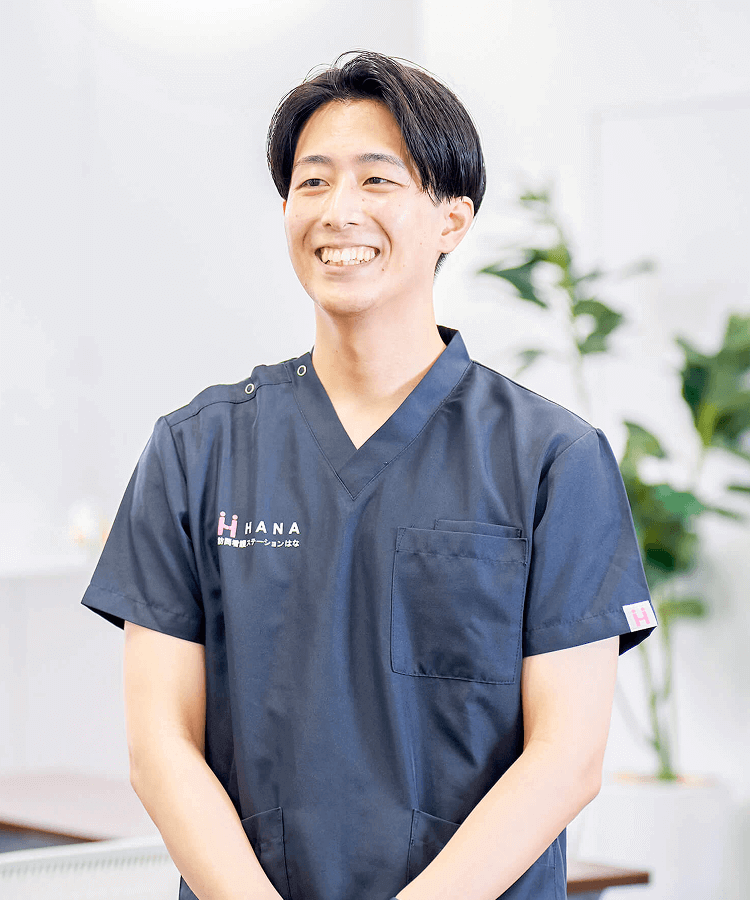 笑顔の理学療法士の男性