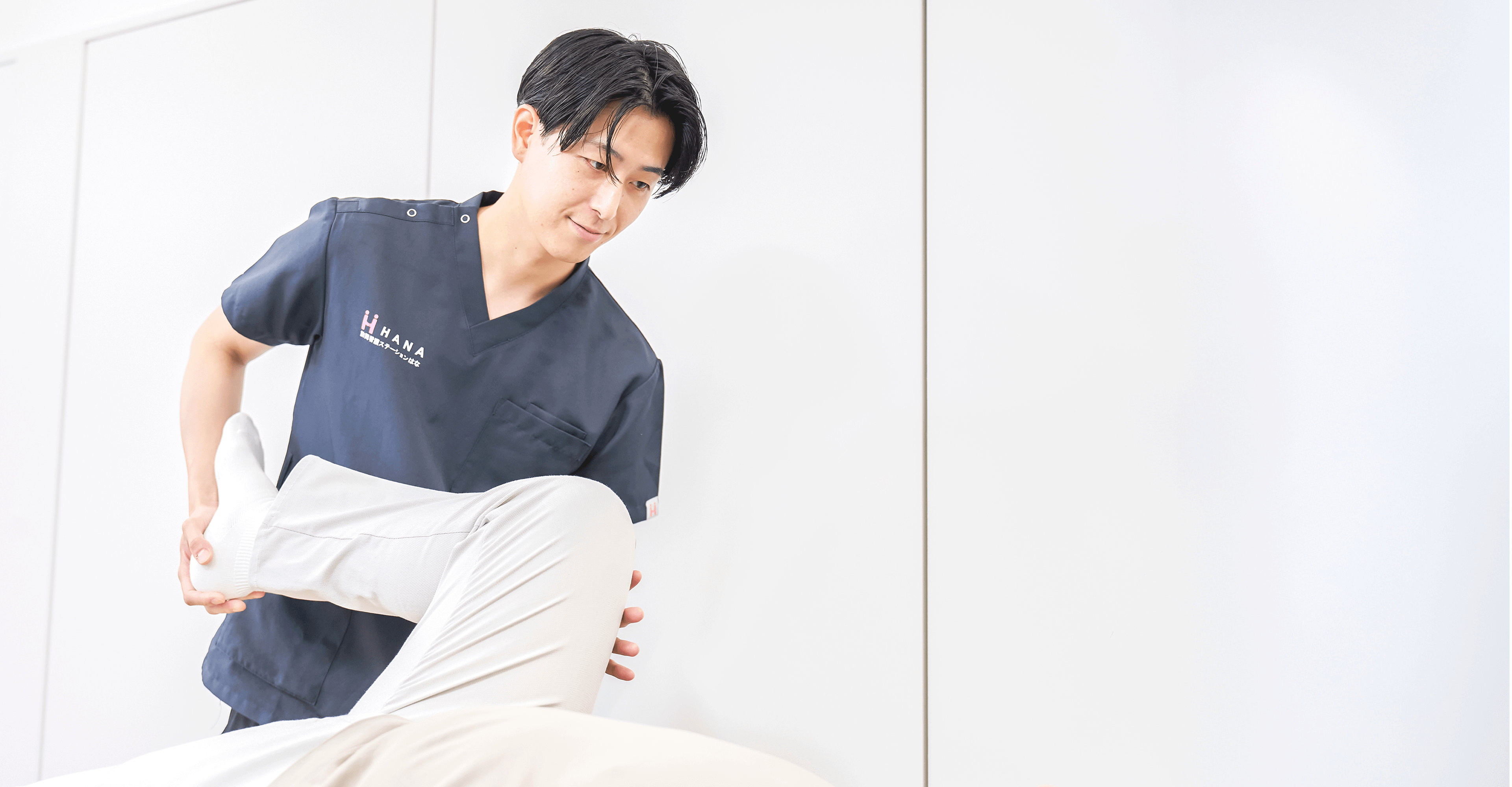 施術をする理学療法士の男性