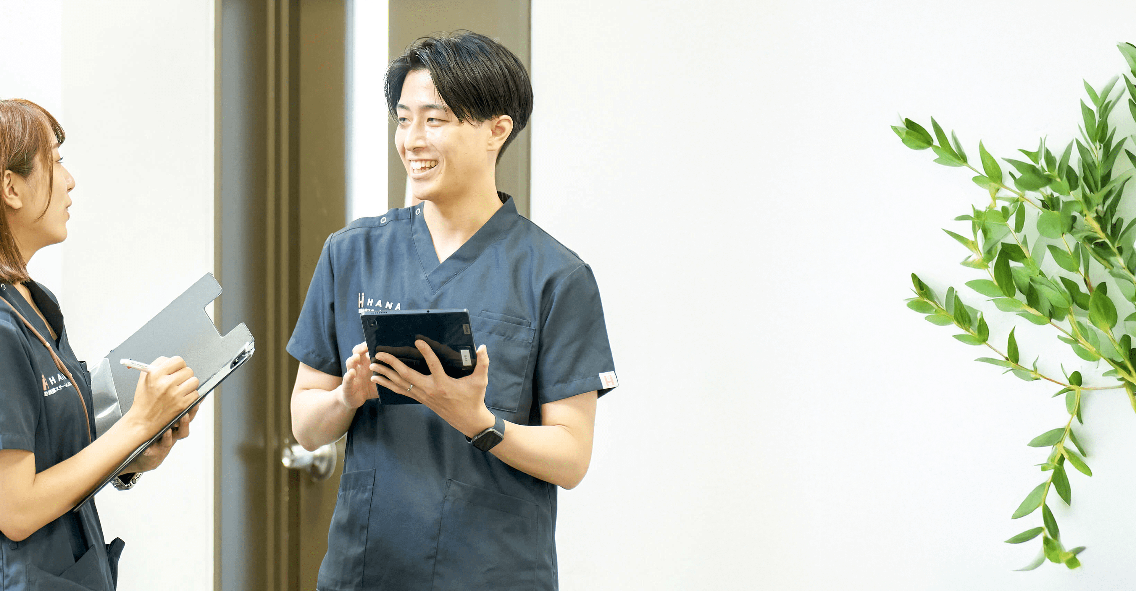 打ち合わせをする理学療法士の男性