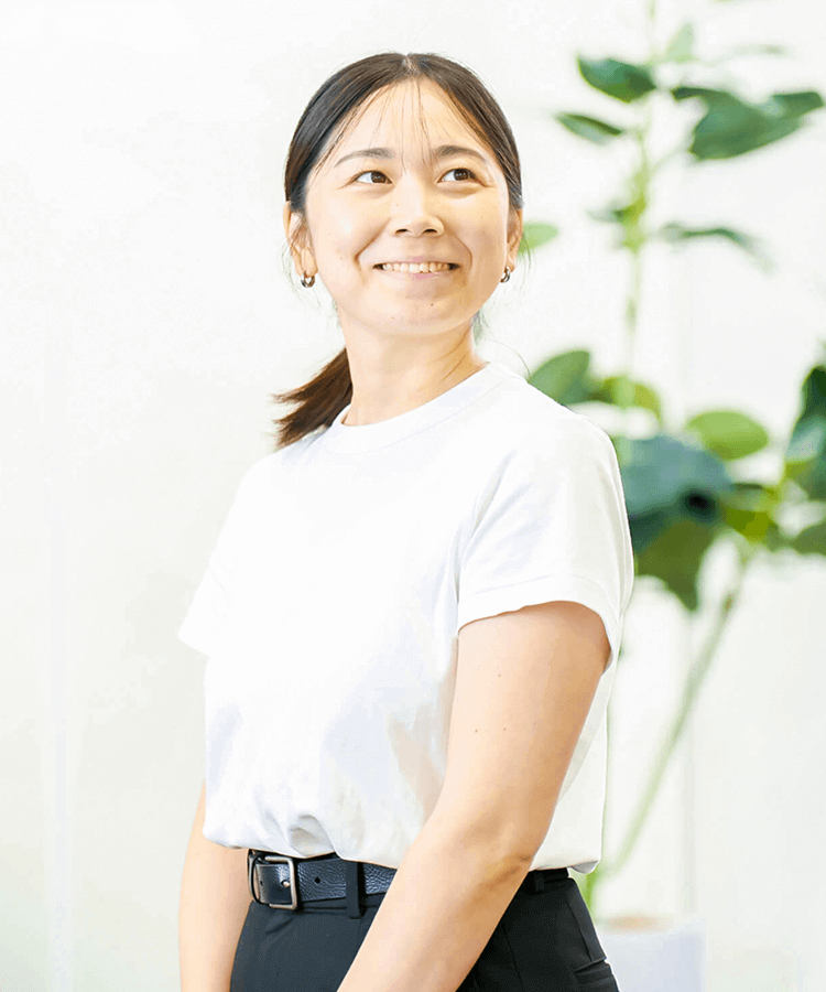 斜めを見上げる管理職の女性